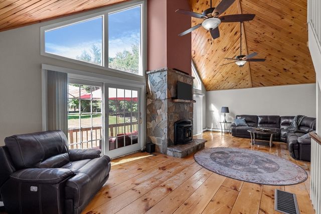 12 Dakel Dr, Freetown, MA 02702