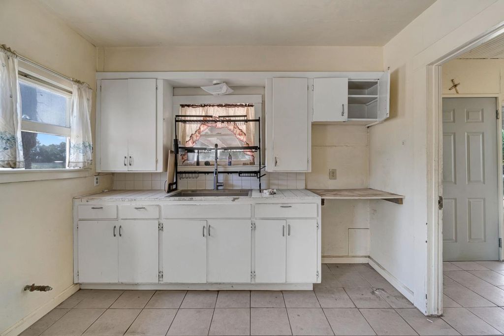 Image 15 of property listing at 6071 S Clara, Fresno, CA 93706