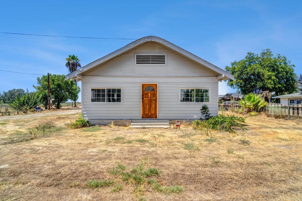 Image 2 of property listing at 6071 S Clara, Fresno, CA 93706