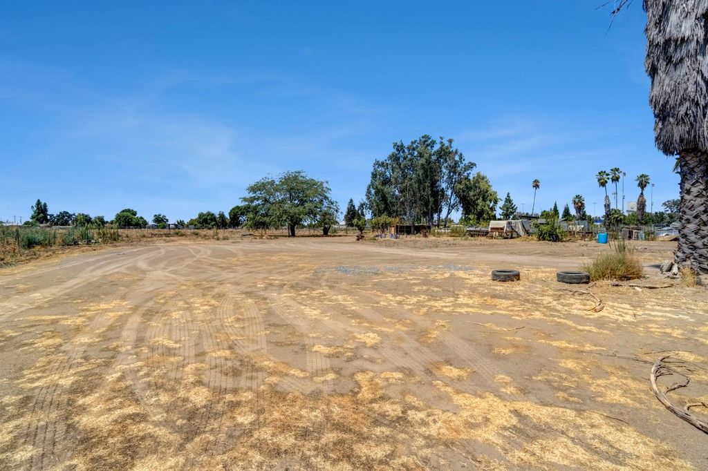 Image 26 of property listing at 6071 S Clara, Fresno, CA 93706