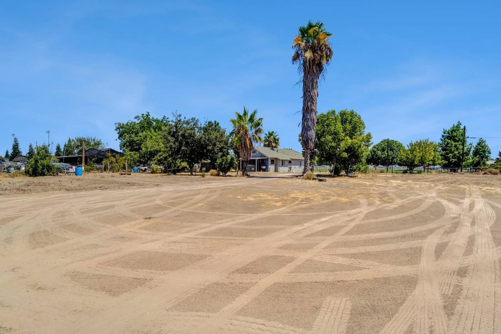 Image 27 of property listing at 6071 S Clara, Fresno, CA 93706