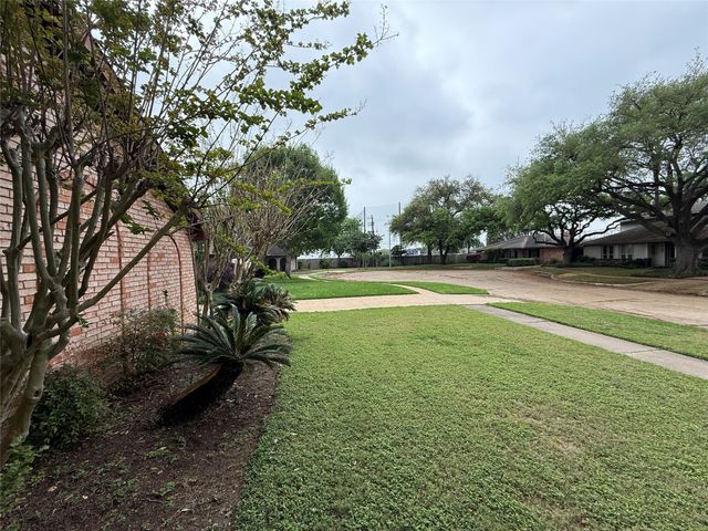 7610 Burning Hills Drive, Houston, TX 77071