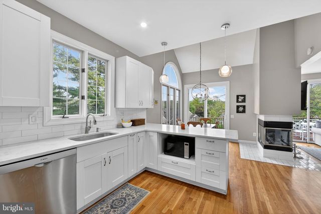 8 VILLAGE CIR, Newtown Square, PA 19073