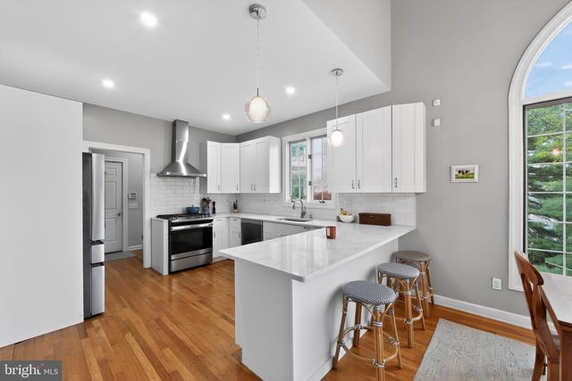 8 VILLAGE CIR, Newtown Square, PA 19073