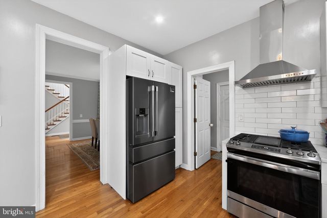 8 VILLAGE CIR, Newtown Square, PA 19073