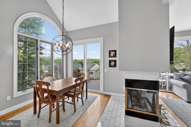 8 VILLAGE CIR, Newtown Square, PA 19073