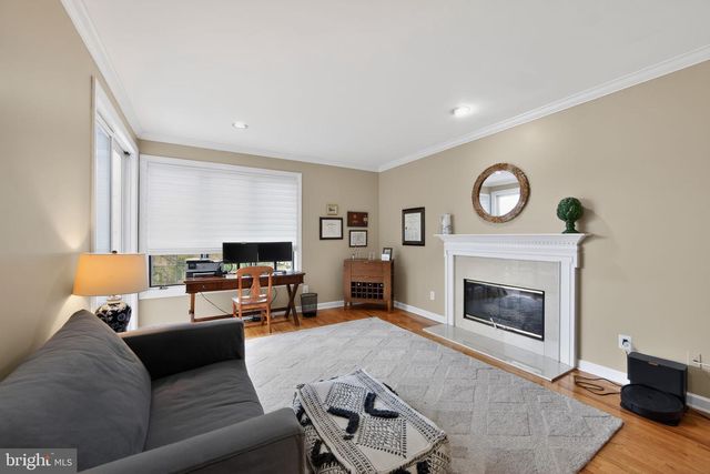 8 VILLAGE CIR, Newtown Square, PA 19073