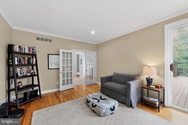 8 VILLAGE CIR, Newtown Square, PA 19073