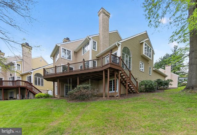 8 VILLAGE CIR, Newtown Square, PA 19073