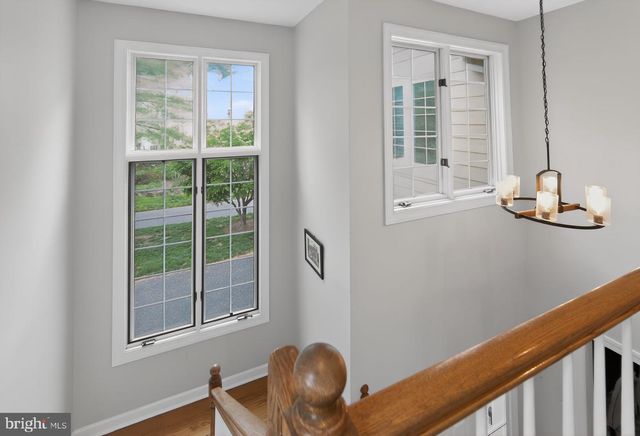 8 VILLAGE CIR, Newtown Square, PA 19073