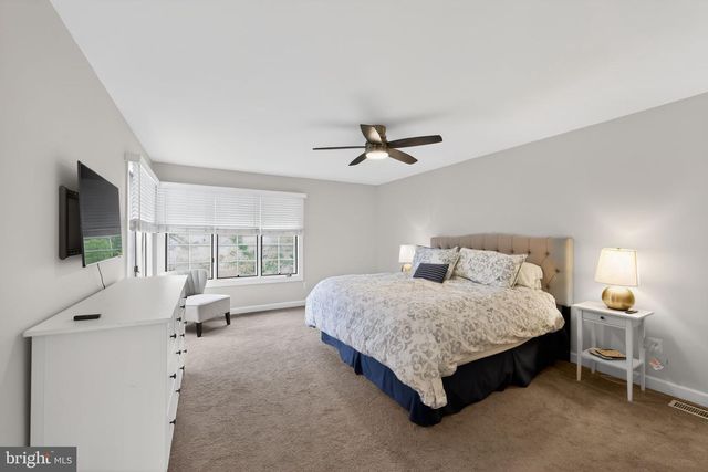 8 VILLAGE CIR, Newtown Square, PA 19073