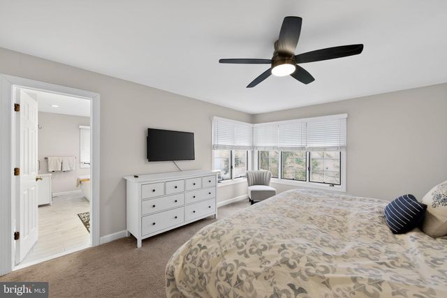 8 VILLAGE CIR, Newtown Square, PA 19073