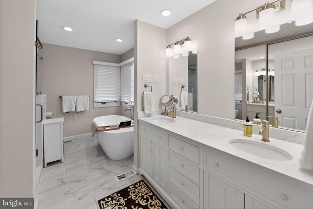 8 VILLAGE CIR, Newtown Square, PA 19073