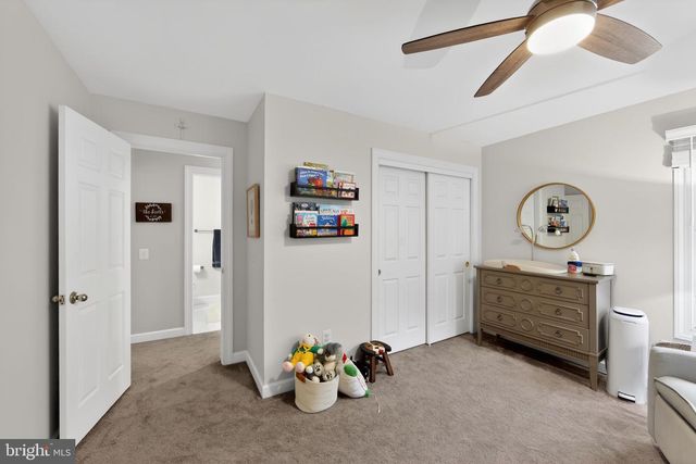 8 VILLAGE CIR, Newtown Square, PA 19073