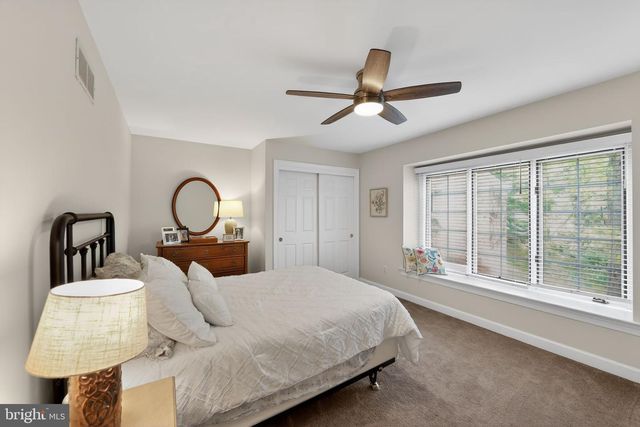 8 VILLAGE CIR, Newtown Square, PA 19073
