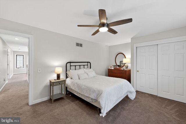 8 VILLAGE CIR, Newtown Square, PA 19073