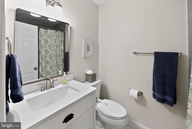 8 VILLAGE CIR, Newtown Square, PA 19073