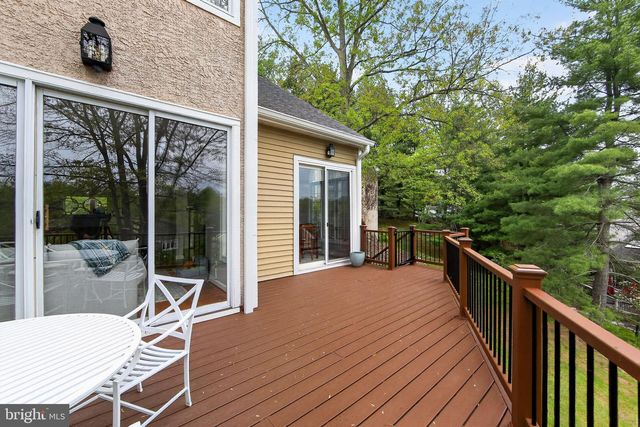 8 VILLAGE CIR, Newtown Square, PA 19073