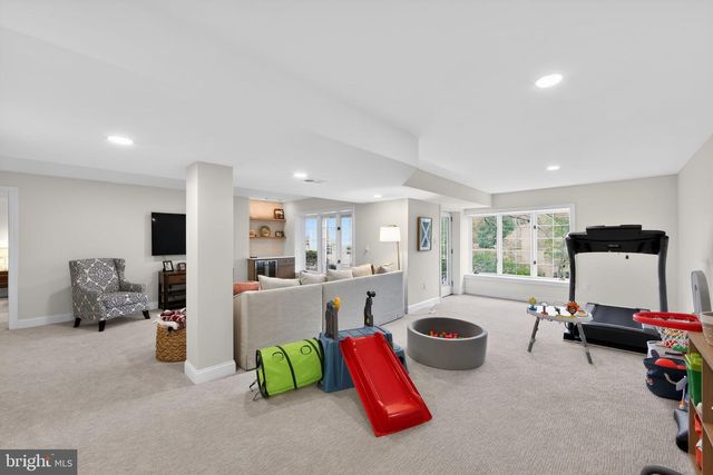 8 VILLAGE CIR, Newtown Square, PA 19073