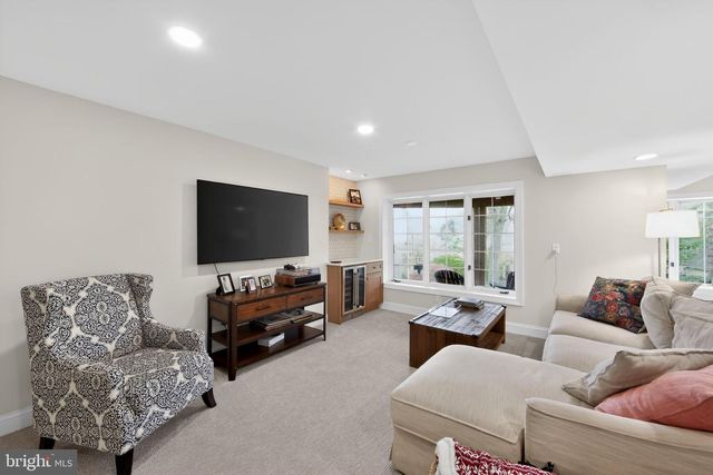 8 VILLAGE CIR, Newtown Square, PA 19073
