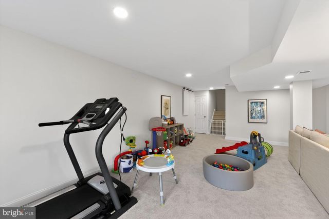 8 VILLAGE CIR, Newtown Square, PA 19073