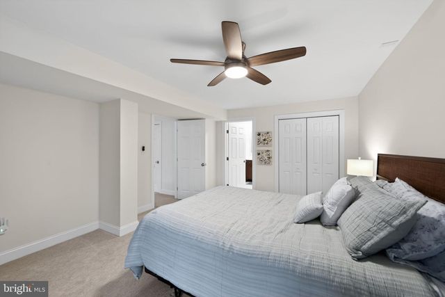 8 VILLAGE CIR, Newtown Square, PA 19073