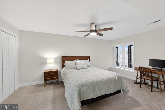 8 VILLAGE CIR, Newtown Square, PA 19073