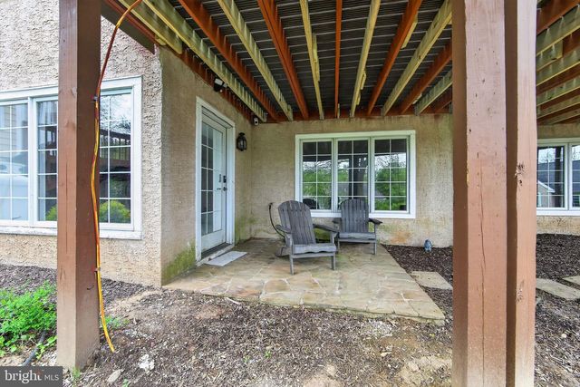 8 VILLAGE CIR, Newtown Square, PA 19073