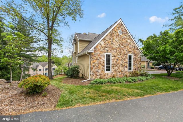 8 VILLAGE CIR, Newtown Square, PA 19073