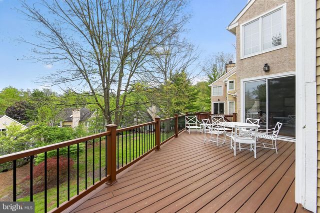 8 VILLAGE CIR, Newtown Square, PA 19073