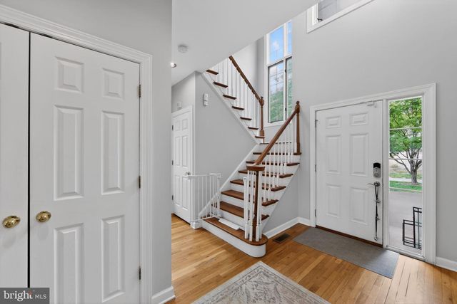 8 VILLAGE CIR, Newtown Square, PA 19073