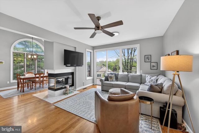8 VILLAGE CIR, Newtown Square, PA 19073