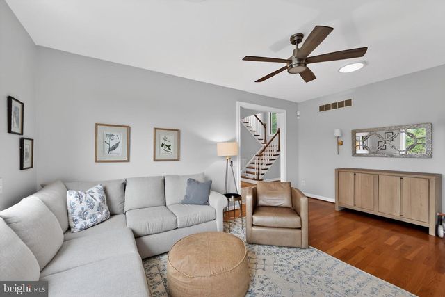 8 VILLAGE CIR, Newtown Square, PA 19073