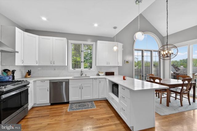 8 VILLAGE CIR, Newtown Square, PA 19073