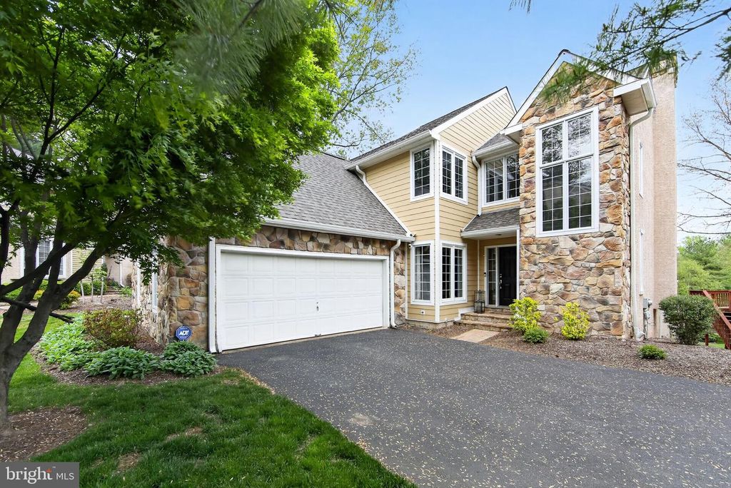 8 VILLAGE CIR, Newtown Square, PA 19073