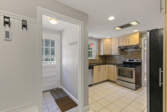 159 Bedford St 159, Lexington, MA 02420