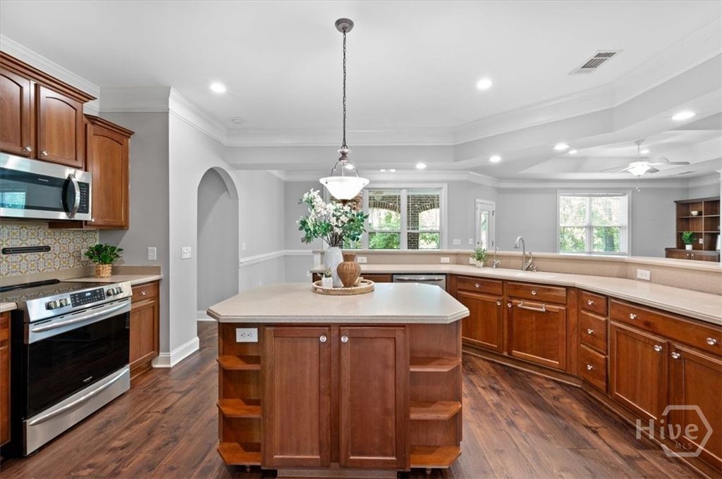 Image 10 of property listing at 2604 River Oaks Drive, Richmond Hill, GA 31324