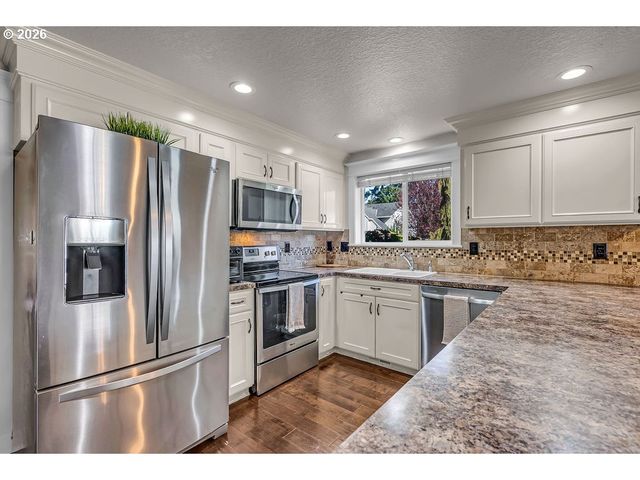 4460 MORFITT St, Hubbard, OR 97032