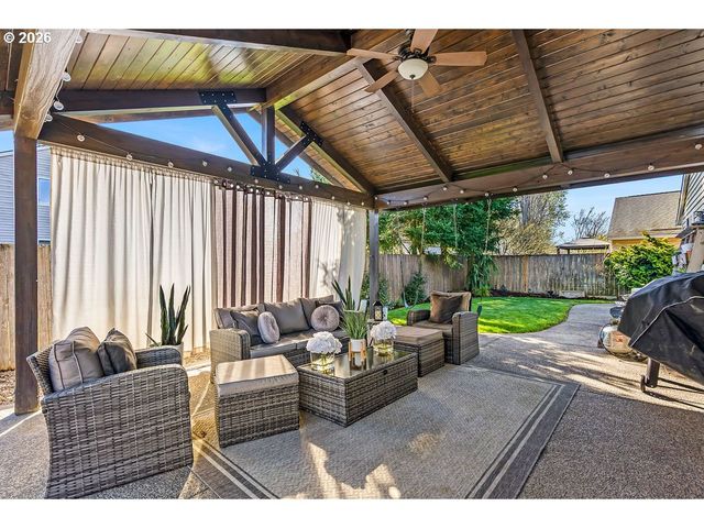 4460 MORFITT St, Hubbard, OR 97032