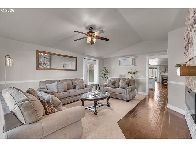 4460 MORFITT St, Hubbard, OR 97032