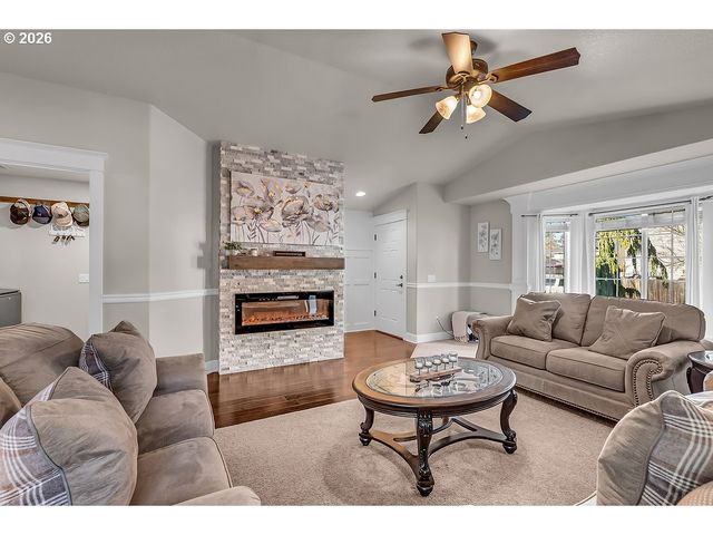 4460 MORFITT St, Hubbard, OR 97032