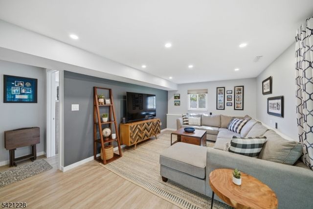 317 Rexland Dr, Boonton Town, NJ 07005