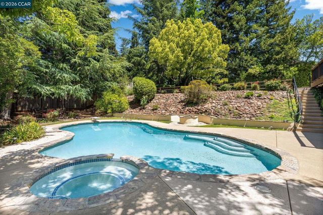 1740 Oro Valley Cir, Walnut Creek, CA 94596