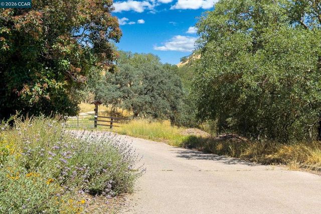 1740 Oro Valley Cir, Walnut Creek, CA 94596