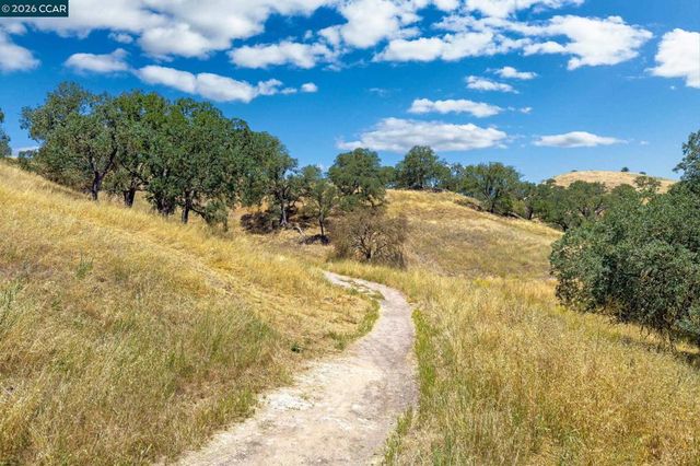 1740 Oro Valley Cir, Walnut Creek, CA 94596