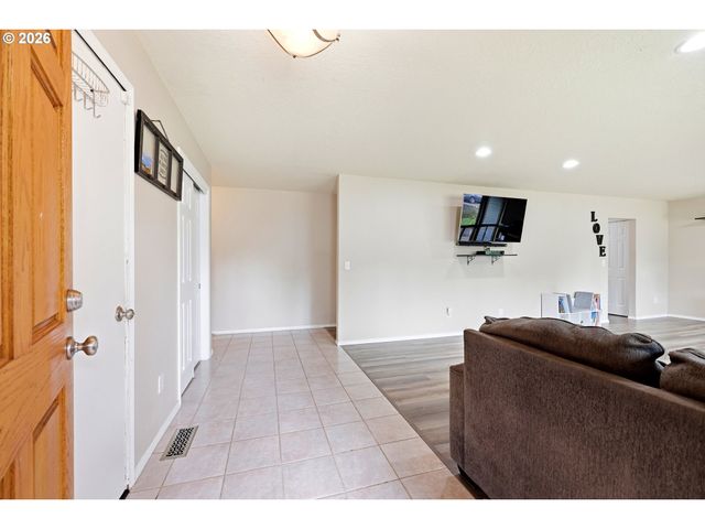 2893 Ne JUNIPER Ave, Gresham, OR 97030