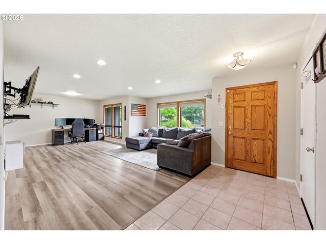 2893 Ne JUNIPER Ave, Gresham, OR 97030