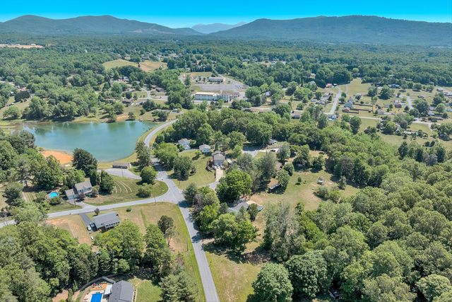 1410 Lakeridge CIR, Troutville, VA 24175