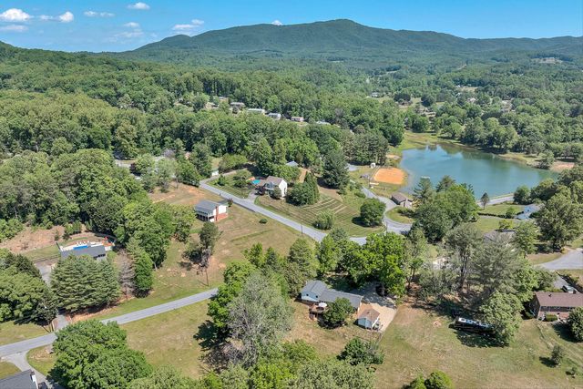 1410 Lakeridge CIR, Troutville, VA 24175