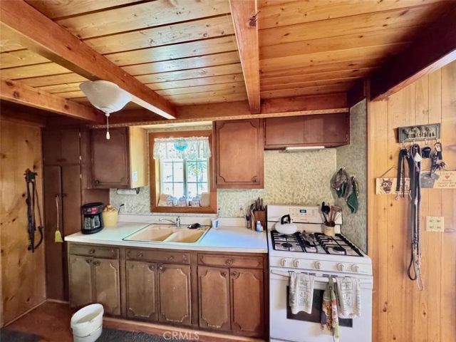 23733 Hillside, Crestline, CA 92325
